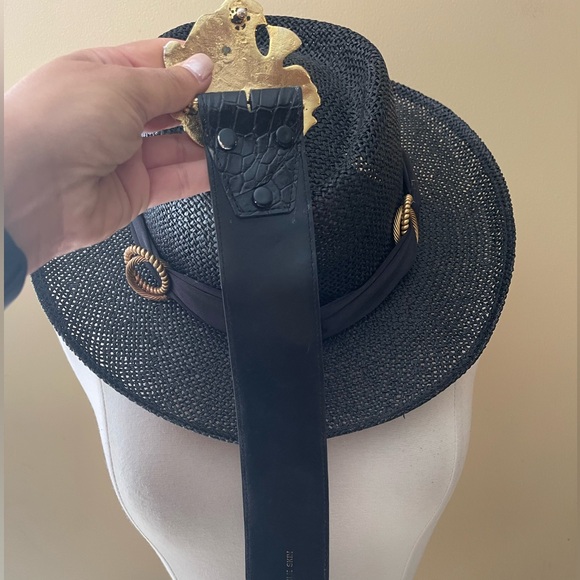 VINTAGE 80s Black Leather crocodile belt w/Gold Lion Buckle - Picture 4 of 7